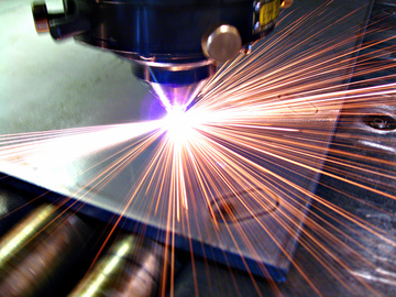Comment la découpe laser et le pliage peuvent optimiser votre production