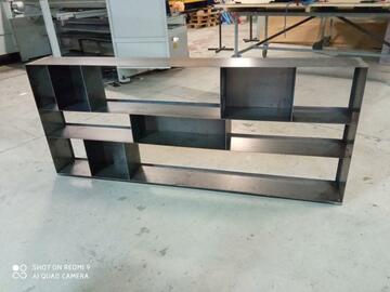 Étagère métallique de rangement avec des compartiments ouverts pour un style industriel.