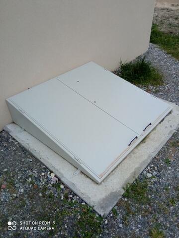 Accès sous-sol en métal avec portes robustes et design industriel