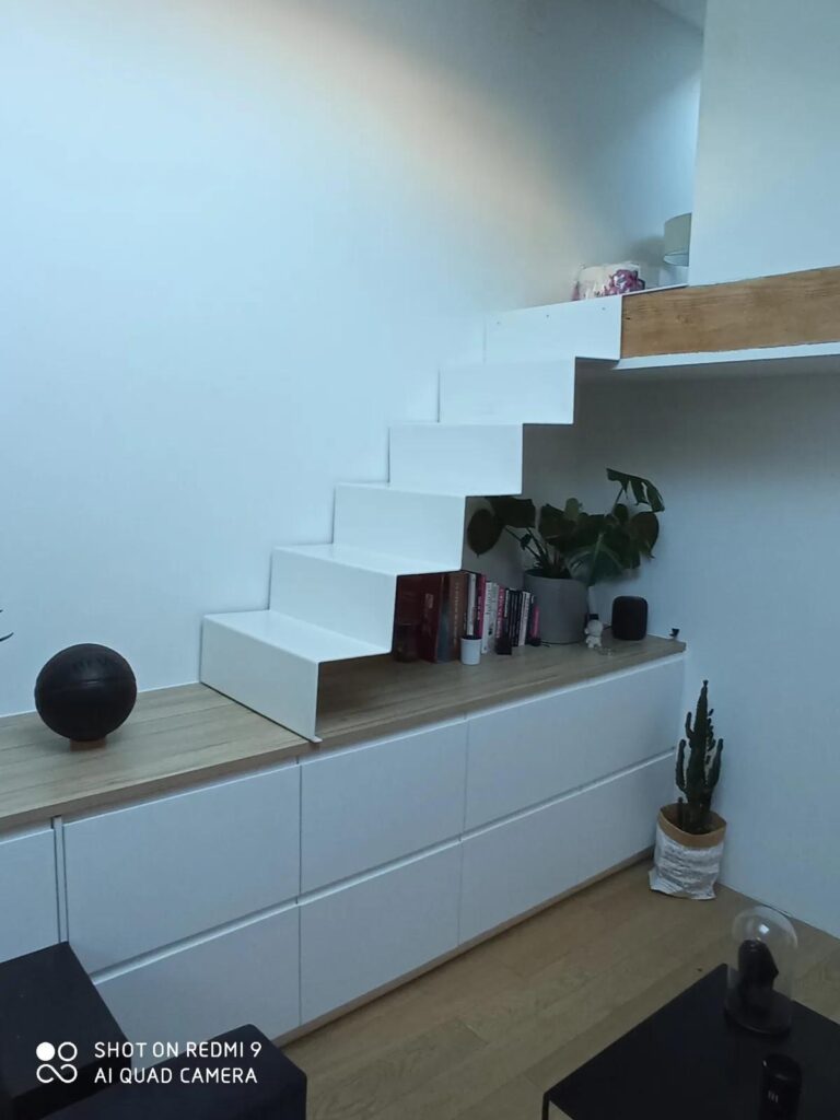 Escalier blanc en métal avec des marches spacieuses et un design minimaliste. Escalier blanc en métal avec des marches spacieuses et un design minimaliste.